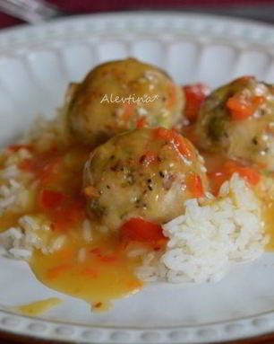 Фрикадельки с фисташками из индюшатины под апельсиновым соусом