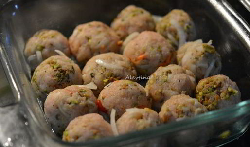 фрикадельки с фисташками из индюшатины под апельсиновым соусом