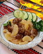 Фрикадельки с картошкой в духовке