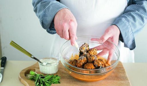 фрикадельки с огуречным салатом