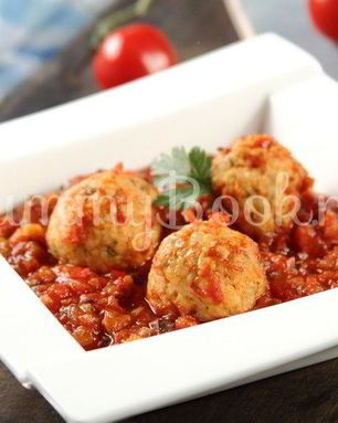 Фрикадельки с овощами в томатном соусе