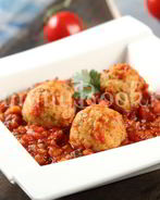 Фрикадельки с овощами в томатном соусе