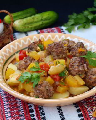 Фрикадельки с овощным соусом