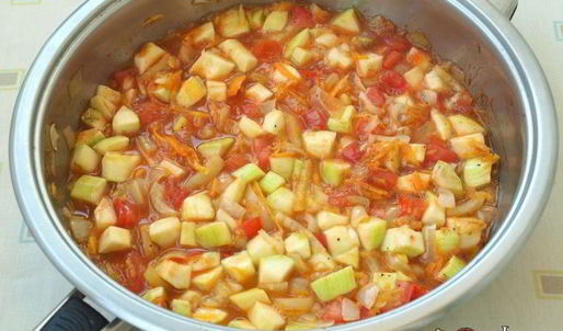 фрикадельки с овощным соусом