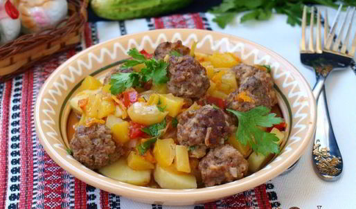 фрикадельки с овощным соусом