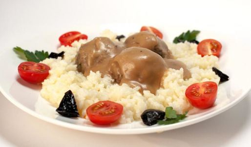 фрикадельки с рисом и школьной подливой