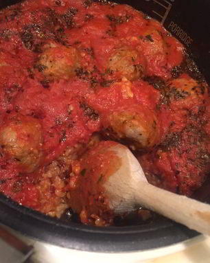 Фрикадельки с рисом и томатным соусом в мультиварке