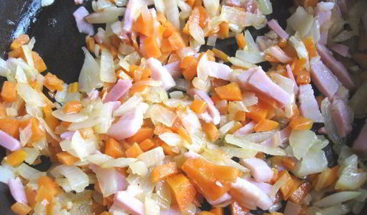 фрикадельки в пикантном соусе с пастой