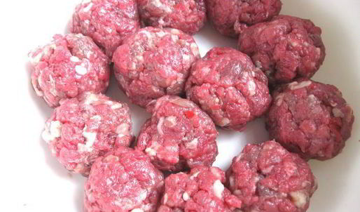 фрикадельки в пикантном соусе с пастой