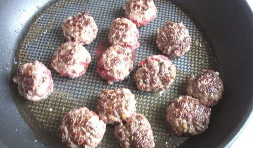 фрикадельки в пикантном соусе с пастой