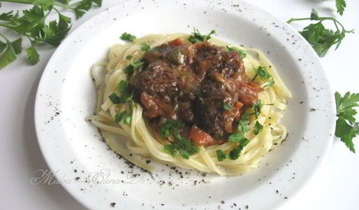 фрикадельки в пикантном соусе с пастой