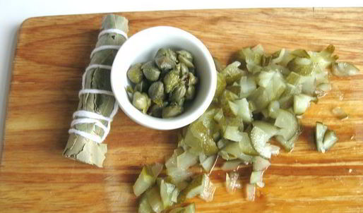 фрикадельки в пикантном соусе с пастой