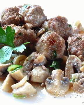 Фрикадельки в соусе с шампиньонами