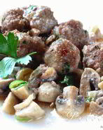 Фрикадельки в соусе с шампиньонами