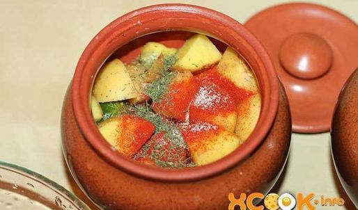 грибы с фрикадельками в горшочках