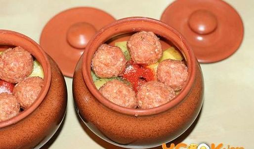 грибы с фрикадельками в горшочках