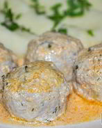 Куриные фрикадельки с сыром в сливочном соусе