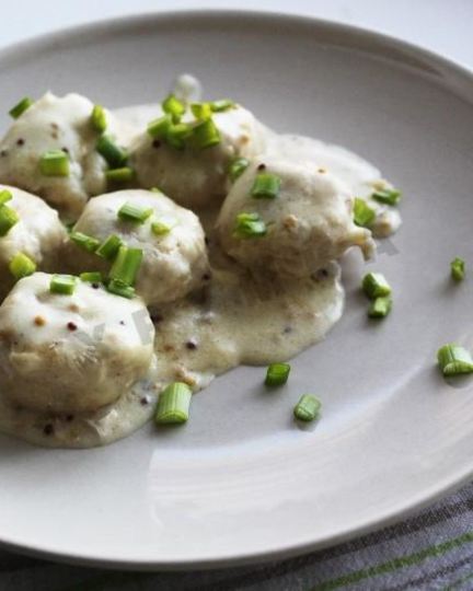 Рецепт куриных фрикаделек в сметанном соусе