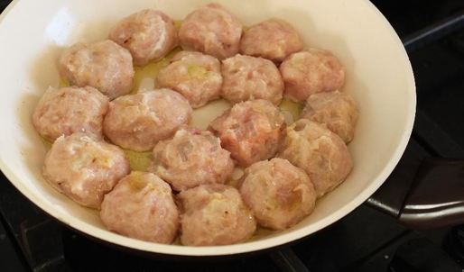 куриные фрикадельки в сметанном соусе