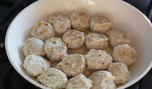 куриные фрикадельки в сметанном соусе