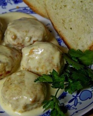 Куриные фрикадельки в сырно-сливочном соусе