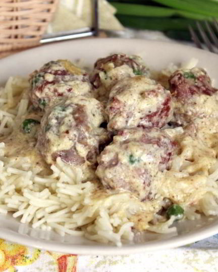 Рецепт мясных фрикаделек с зеленым горошком в сливочном соусе