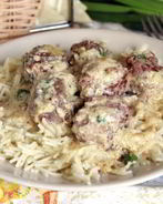 Мясные фрикадельки с зеленым горошком в сливочном соусе