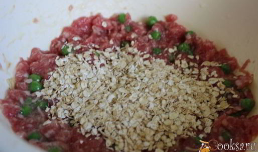 мясные фрикадельки с зеленым горошком в сливочном соусе