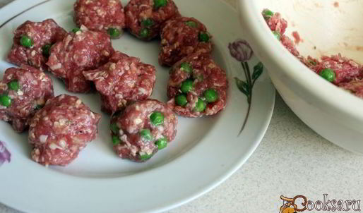 мясные фрикадельки с зеленым горошком в сливочном соусе