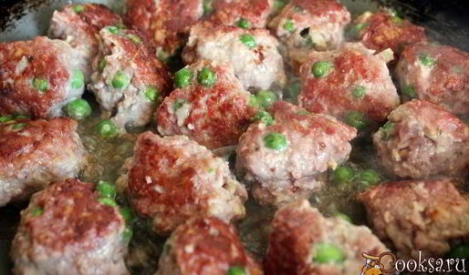 мясные фрикадельки с зеленым горошком в сливочном соусе