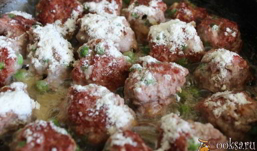 мясные фрикадельки с зеленым горошком в сливочном соусе