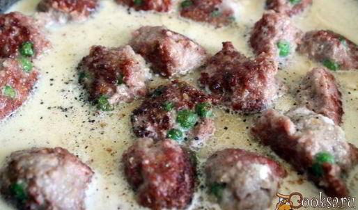 мясные фрикадельки с зеленым горошком в сливочном соусе