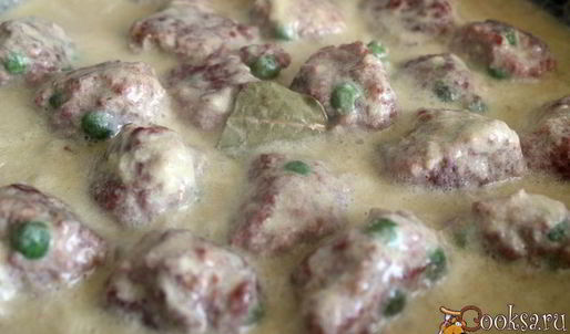 мясные фрикадельки с зеленым горошком в сливочном соусе