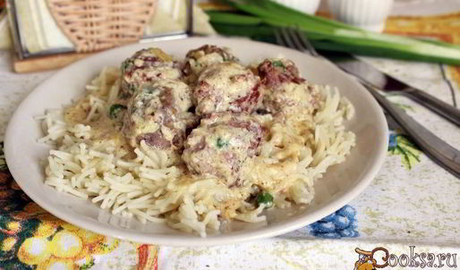 мясные фрикадельки с зеленым горошком в сливочном соусе