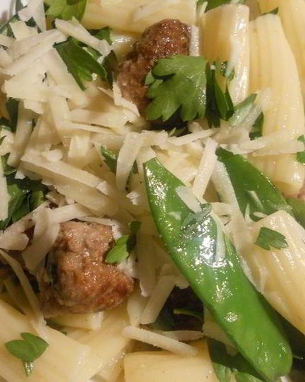 Рецепт пасты с фрикадельками и молодым стручковым горошком