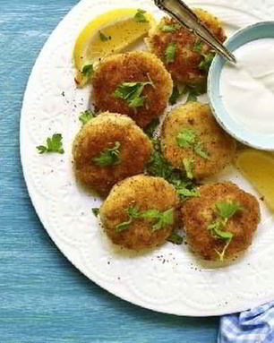 Рыбные фрикадельки с майонезным соусом и кресс-салатом