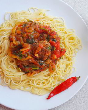 Спагетти с мясными фрикадельками в овощном соусе