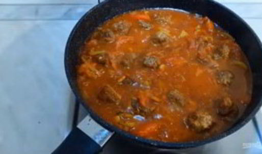 спагетти с мясными фрикадельками в овощном соусе