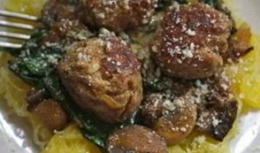 спагетти сквош с фрикадельками и шпинатом