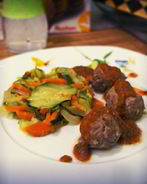 Цукини с фрикадельками и ароматным соусом