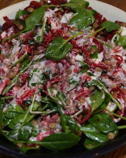 Рецепт чечевицы со свеклой, шпинатом и йогуртной заправкой