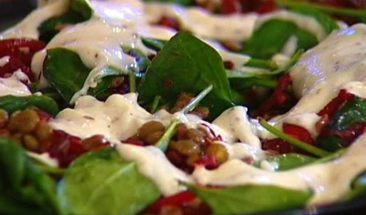 чечевица со свеклой, шпинатом и йогуртной заправкой