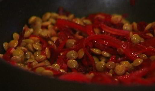 чечевица со свеклой, шпинатом и йогуртной заправкой