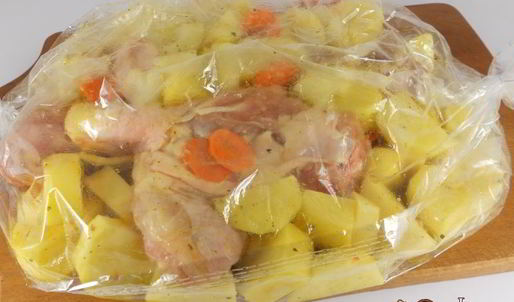 картофель с куриными окорочками, овощами и карри в рукаве