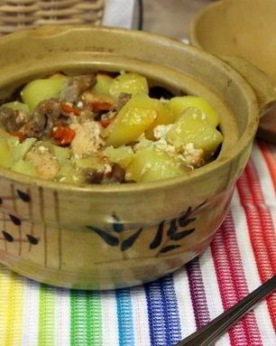 Картофель с курицей и грибами в горшочках