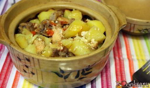 картофель с курицей и грибами в горшочках
