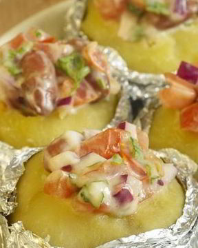 Картофель с помидорами, фасолью и зеленью