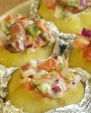 Картофель с помидорами, фасолью и зеленью