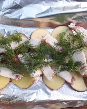 Картофель с салом и укропом на мангале