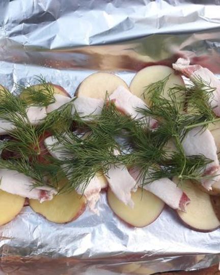 Рецепт картофеля с салом и укропом на мангале